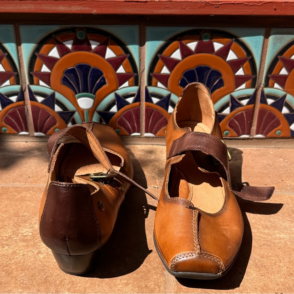 Pikolinos 11 Women two tone Leather Mary Jane Kitten heels ($199 retail) - Picture 9 of 13
